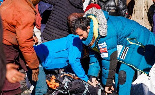 Txikon ultimando los preparativos en Samagaon para subir al campo base.