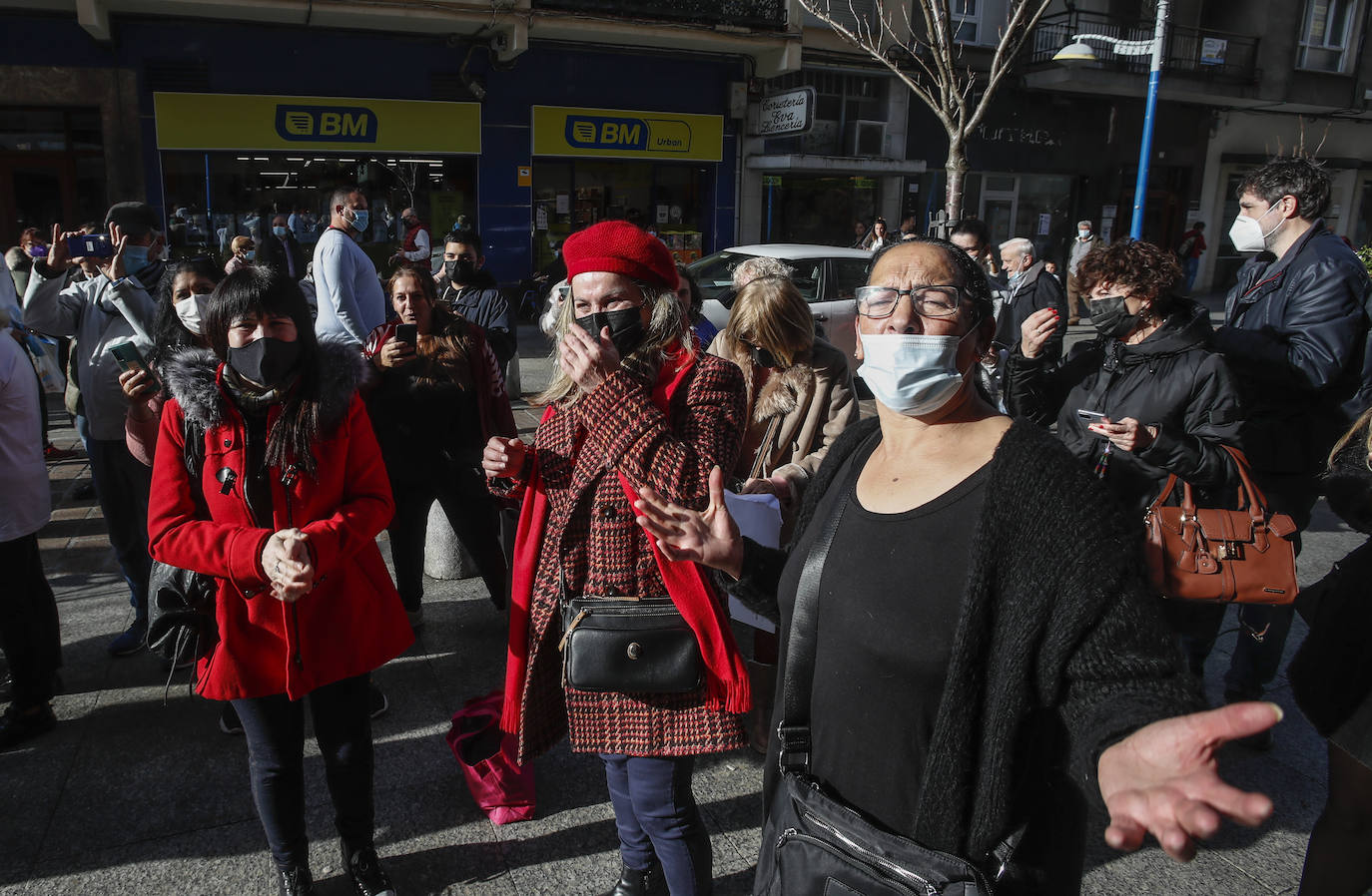 Muchos vecinos agraciados y curiosos se han congregado a las puertas de la administración de Santoña en la que ha caído el Gordo.