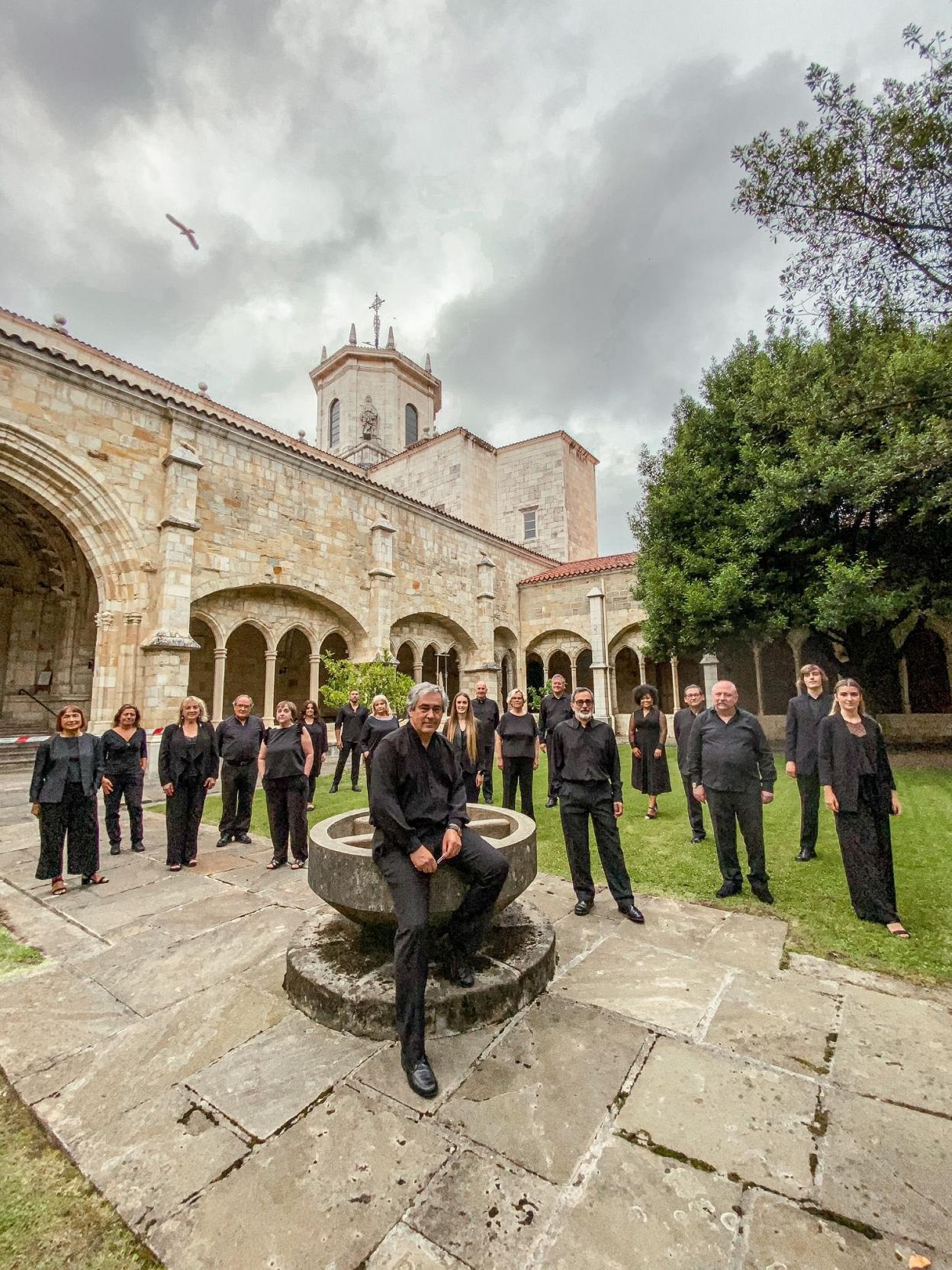 El coro de cámara A Cappella con Manuel Galán al frente. 