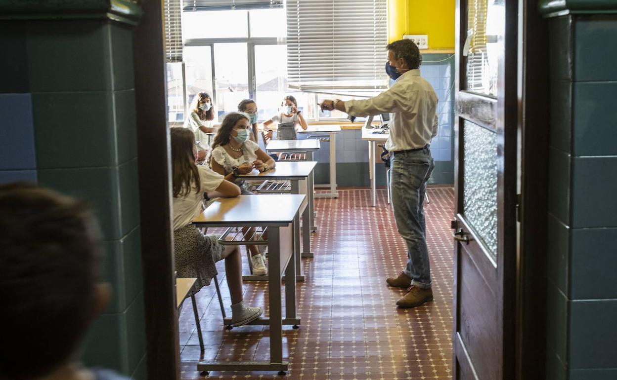 Imagen de archivo de un profesor dando clase a sus alumnos en un colegio de Santander.