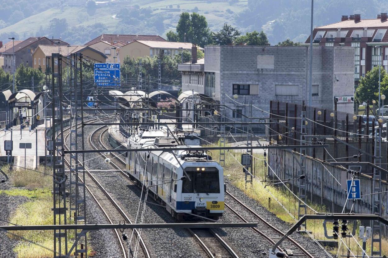 Un tren de Cercanías pasa por la estación de La Cantábrica, en El Astillero, donde también se realizarán diversas actuaciones. 