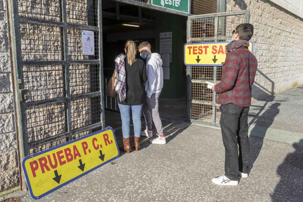 La saturación llega a los centros de salud: «Hay médicos con 60 pacientes al día»