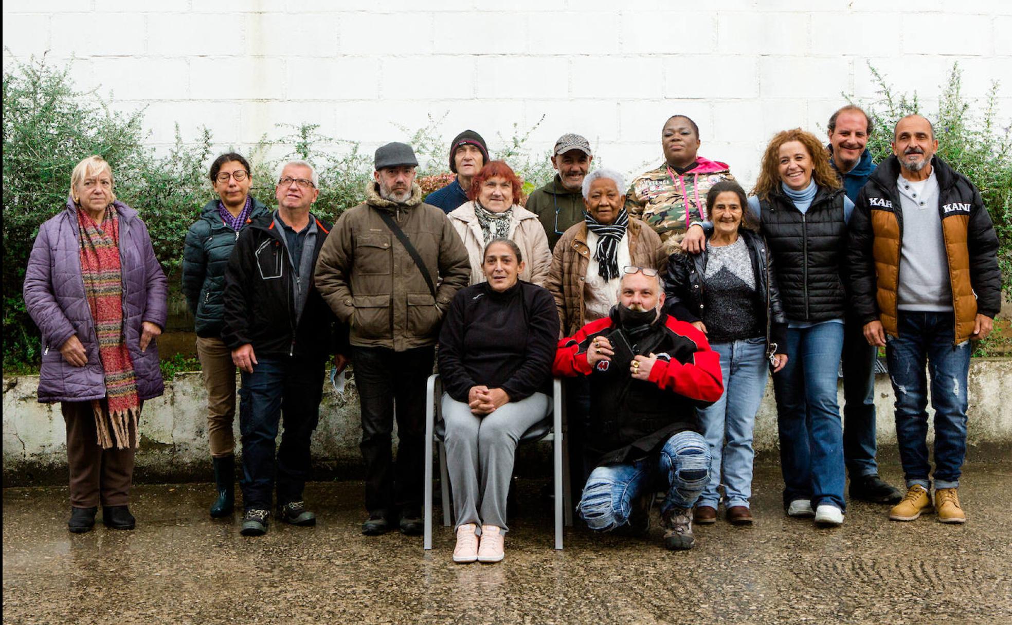 Los autores que firman las fotografías expuestas en la Librería Gil son: Azucena Fernández, Isidoro de Pedro, Jean Paul Nikiema, María José Escribano, Ricardo García Osorio, José Luis Boticario, Rosa Beltre, Doris, Osabuohien, José Manuel Roll, Milagros Sendón, Vicente Hidalgo, Francisco Capacete, Juan Antonio Villegas y Wendy Ochoa, Cristian Hibars e Isabel Vara. 