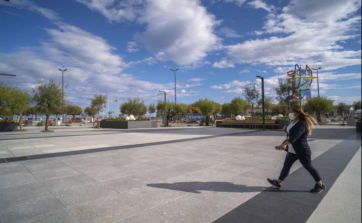 Una mujer pasa por las baldosas negras de la Plaza de Italia, las resbaladizas.