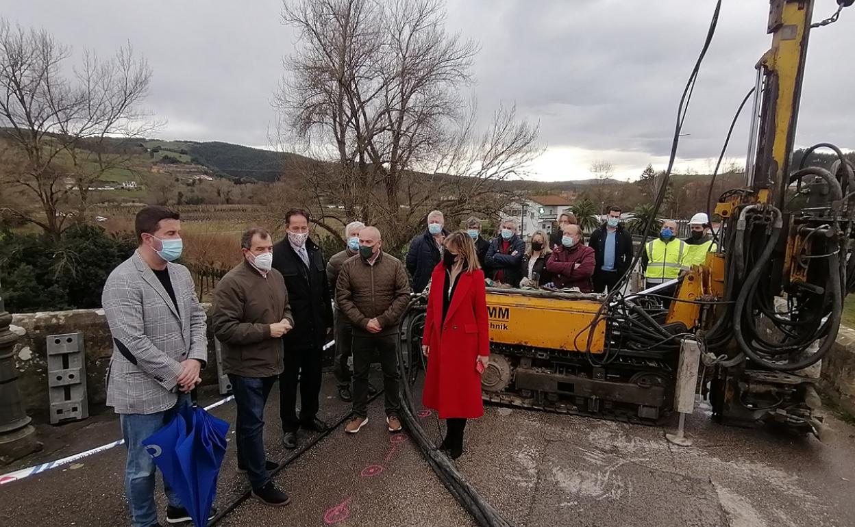 El consejero de Obras Públicas, José Luis Gochicoa, visitó este medio día el puente viejo de Arce donde han comenzado los trabajos de consolidación. 