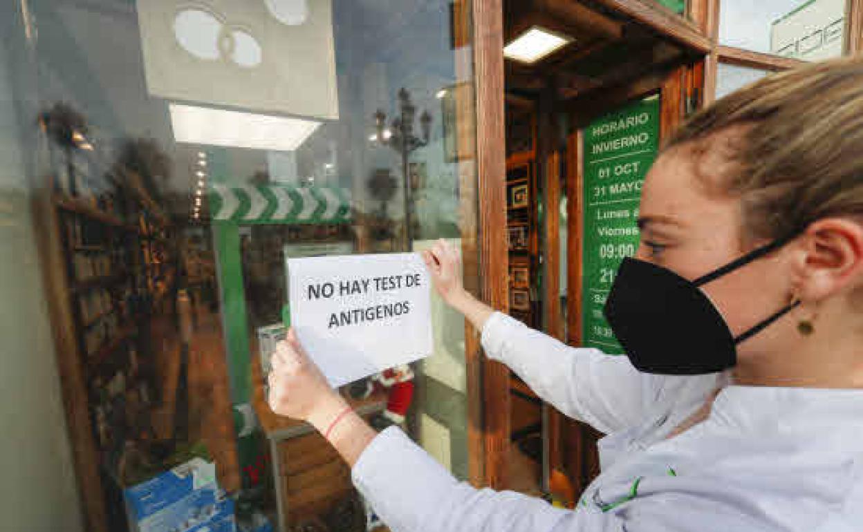 En algunas farmacias cántabras hay falta de stock de test de antígenos debido a la alta demanda por la llegada de las fiestas navideñas.