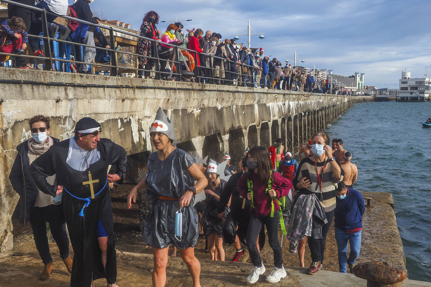 Fotos: Más de un centenar de valientes celebran la Navidad desde el agua