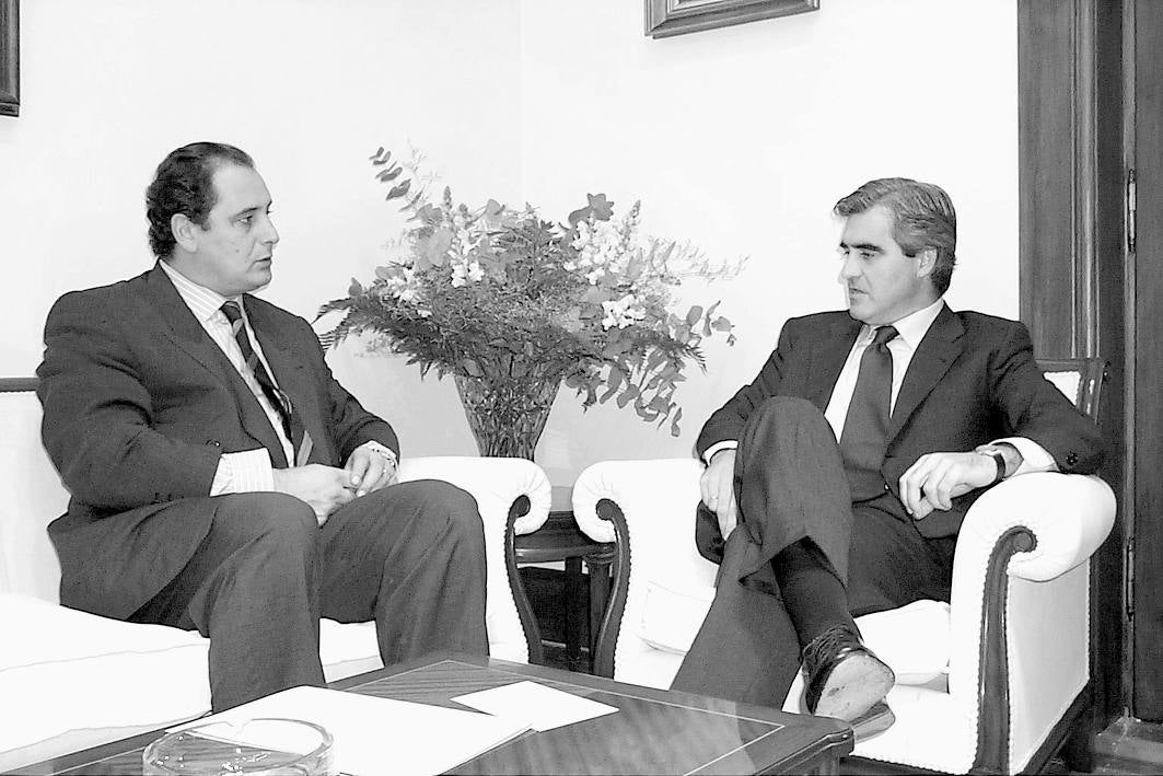 Reunión del entonces alcalde de Marina de Cudeyo, Severiano Ballesteros con José Joaquín Martínez Sieso en noviembre de 1999.