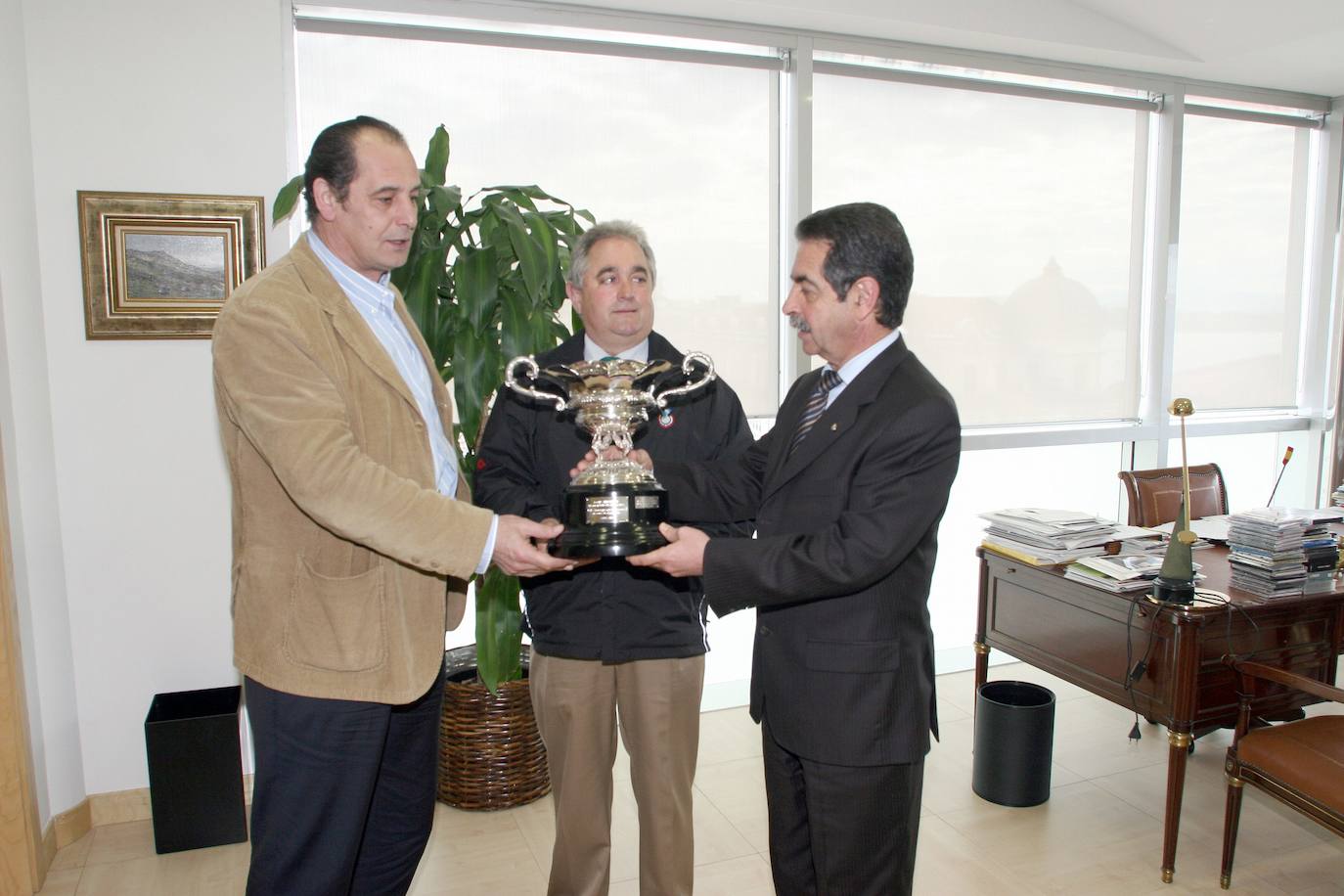 Imagen de marzo de 2006 en la que Revilla y Severiano Ballestero reciben al presidente de la Asociación Profesional de Golf, Francisco Rozadilla.