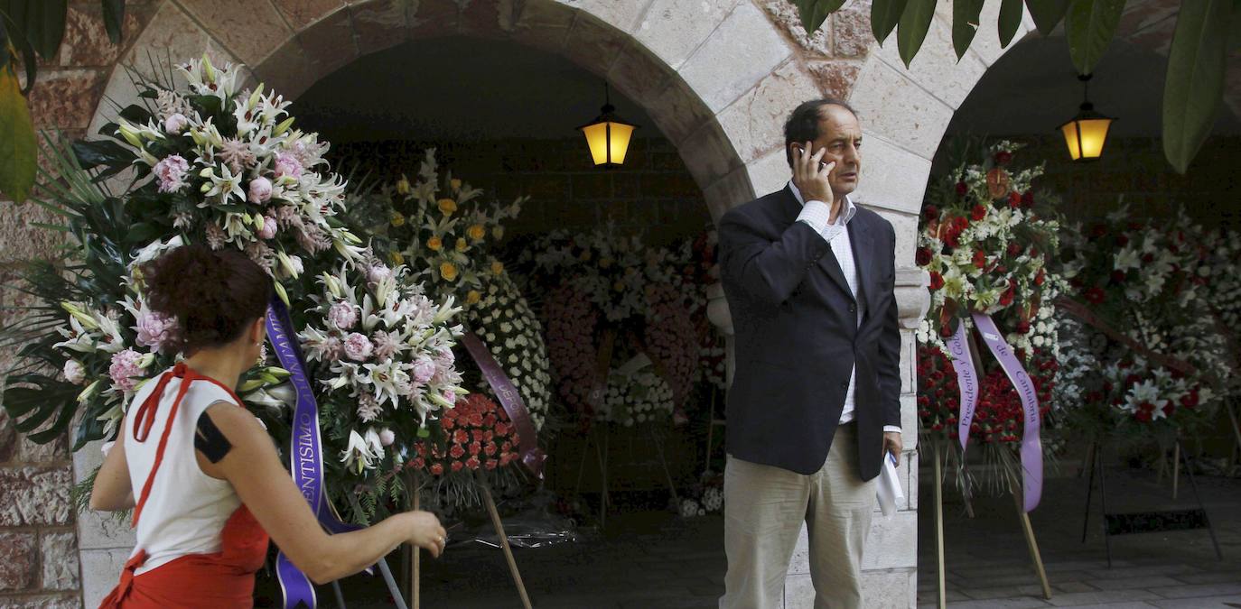 Imagen de mayo de 2011 en la qie se ve al entonces alcalde de Marina de Cudeyo y primo de Seve, Severiano Ballesteros Lavín, en el área en que están las 32 coronas que se han enviado en homenaje al golfista.