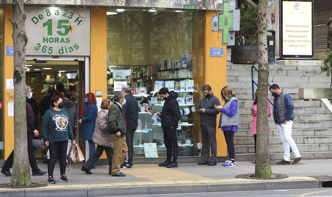 Las citas sociales de estas fechas multiplican la demanda y dejan sin stock a algunos establecimientos, que hasta enero tendrán problemas para reponer. Así están algunas calles próximas a las boticas abiertas en Santander