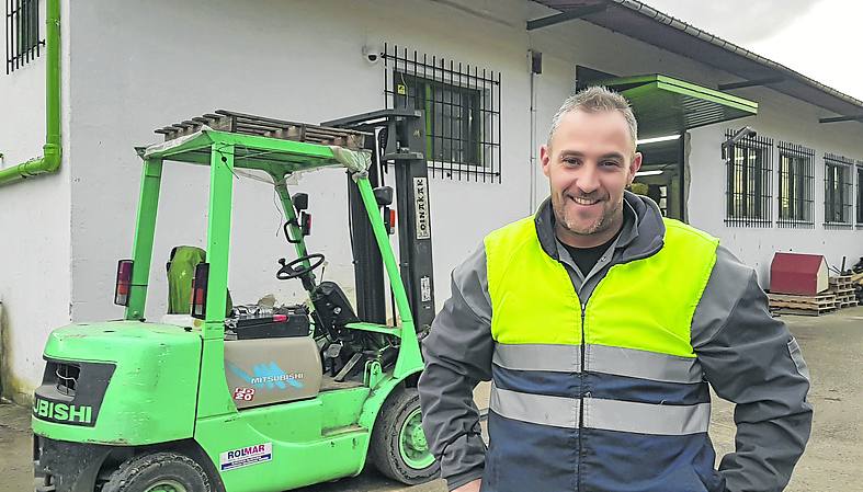 Carlos Gutiérrez, ante la nave de la empresa familiar. 