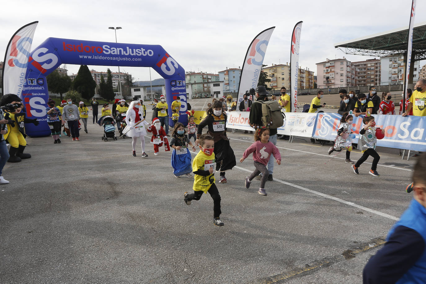 Fotos: Así ha transcurrido la San Silvestre de Torrelavega para recaudar alimentos para Cruz Roja