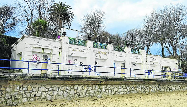 Edificio Rema. Este antiguo chiringuito se debate entre la demolición y la rehabilitación para reabrir como escuela de surf. 