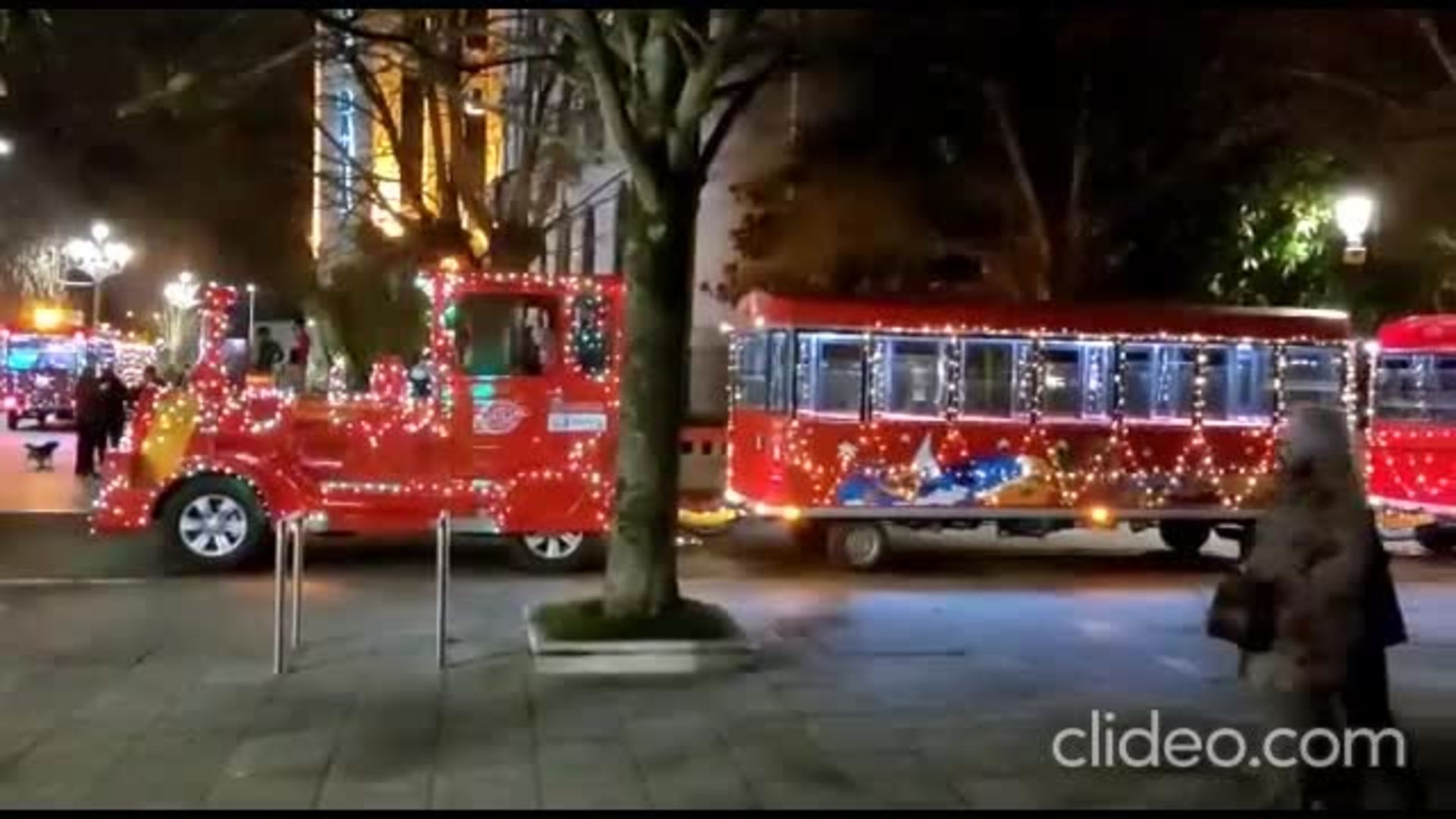 El 'tren de la Navidad' recorre Santander por la noche para el disfrute de las luces festivas