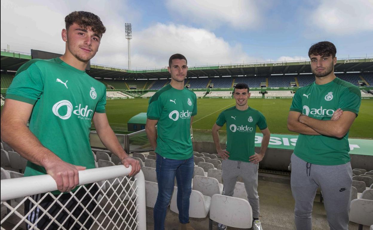 Yeray Cabanzón, Simón Luca, Mario Jorrín y Marcos Bustillo posan en los Campos de Sport, donde disfrutaron de sus primeros minutos oficiales con el Racing. 