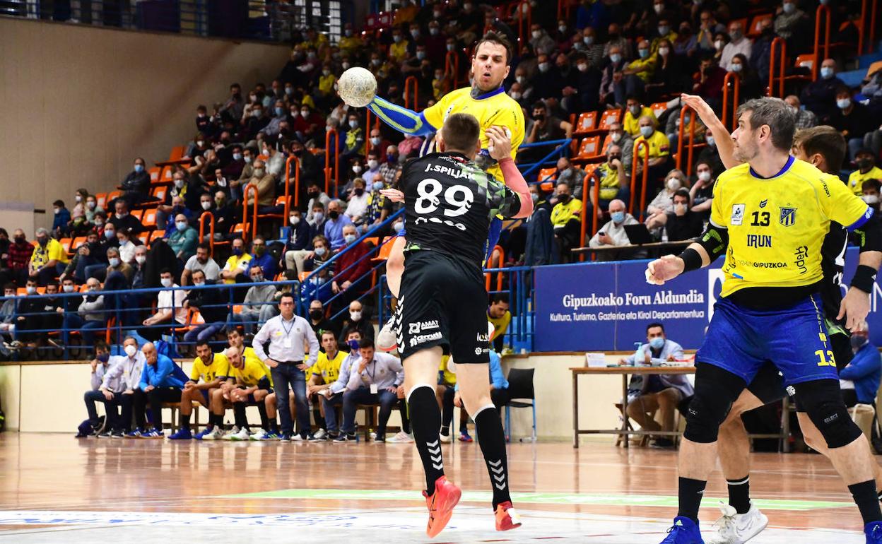 Renaud-David ante Spiljak, del Bathco, en el partido en Irún. 