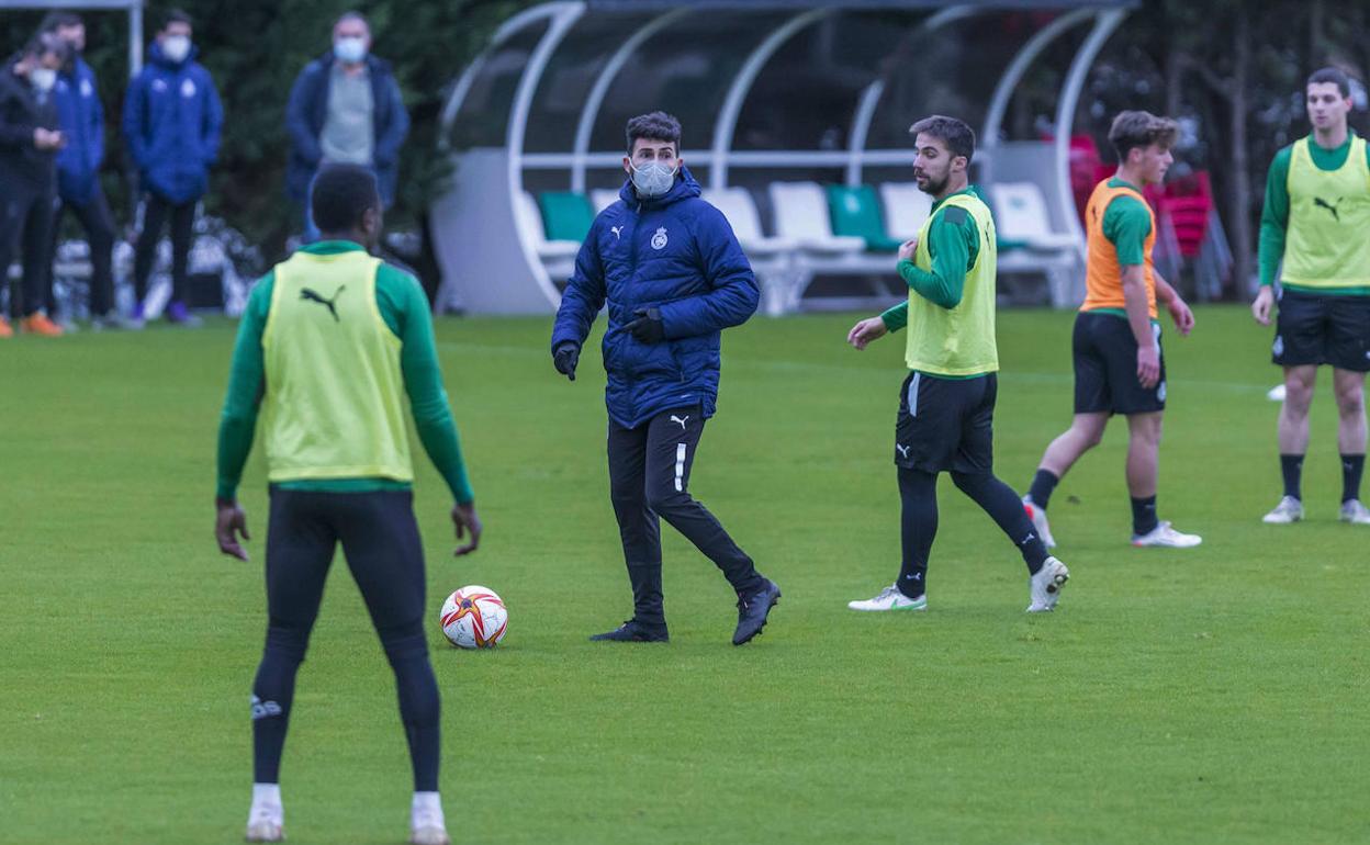 El entrenador verdiblanco, Guillermo Fernández Romo, se dirige a la plantilla en el campo Santi Gutiérrez Calle de La Albericia