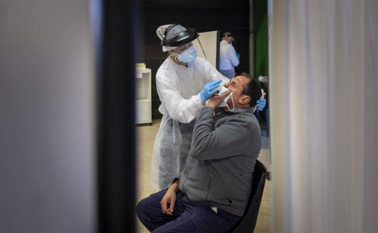 Un sanitario realiza una prueba diagnóstica en el Palacio de Deportes.