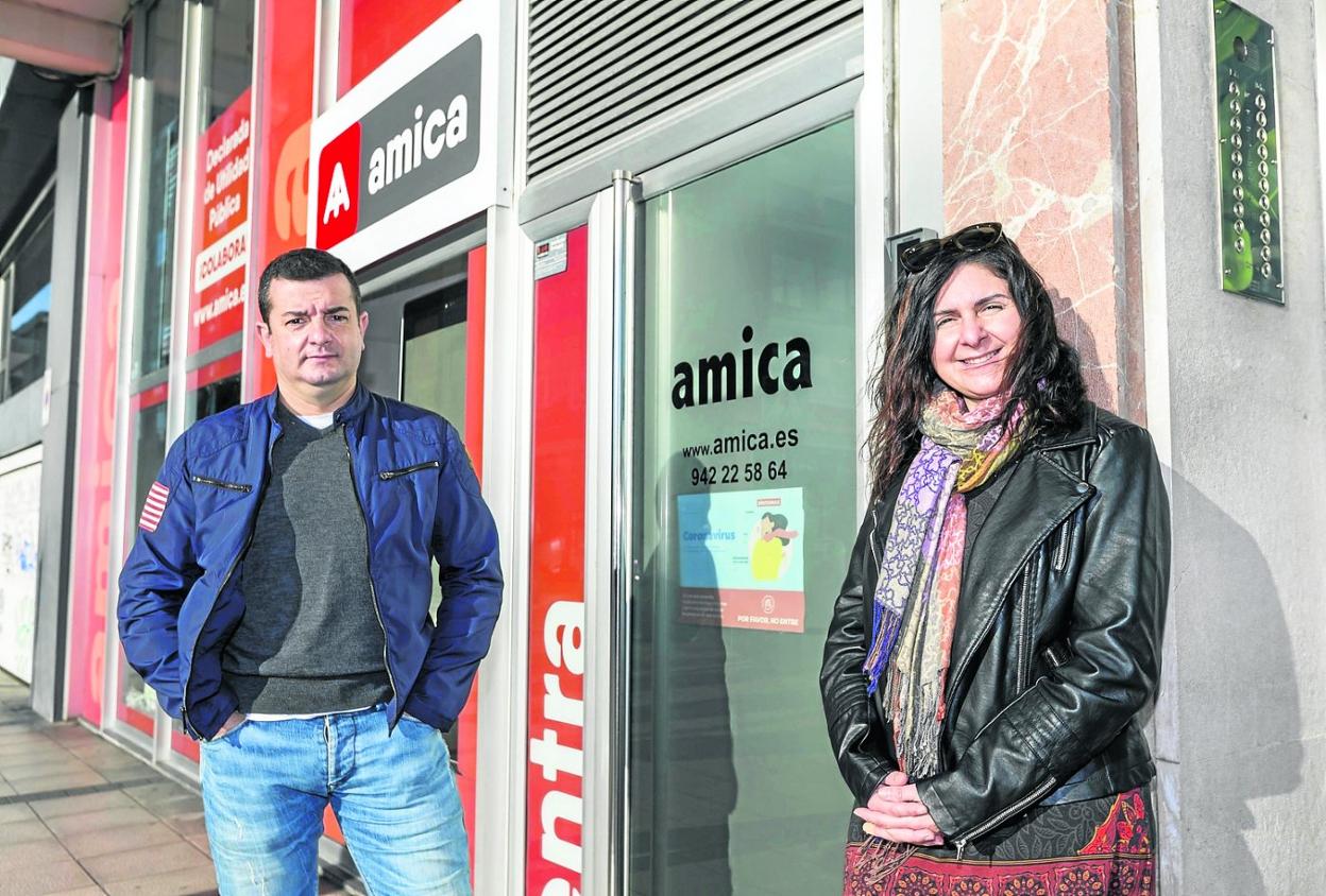 Rubén González y Elena Frechilla, a la entrada de la sede de Amica. 