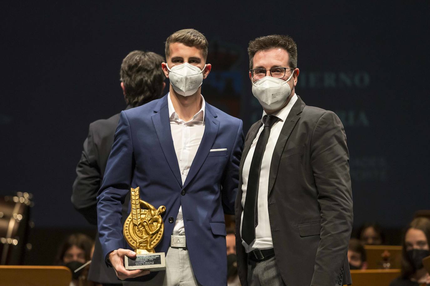 El piragüista Ernesto Goríbar (izquierda) recibió uno de los premios Promesas del año de manos del alcalde de Colindres, Javier Incera. 