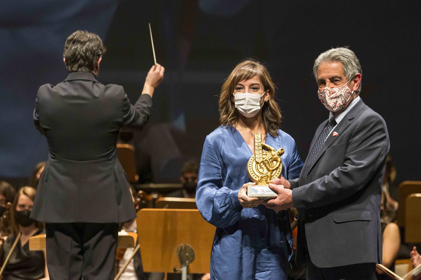 Miguel Ángel Revilla entregó el premio Cantabria a la karateca Sándra Sánchez.