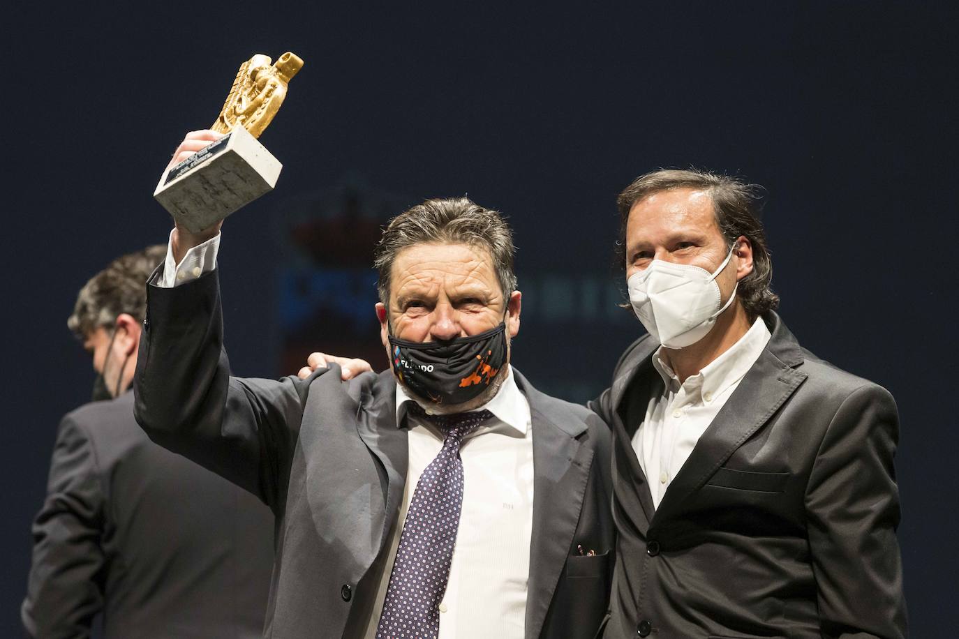 Luis Merino, presidente del Escobedo, recibió el premio al Mejor Club del año de manos del periodista Pedro López.