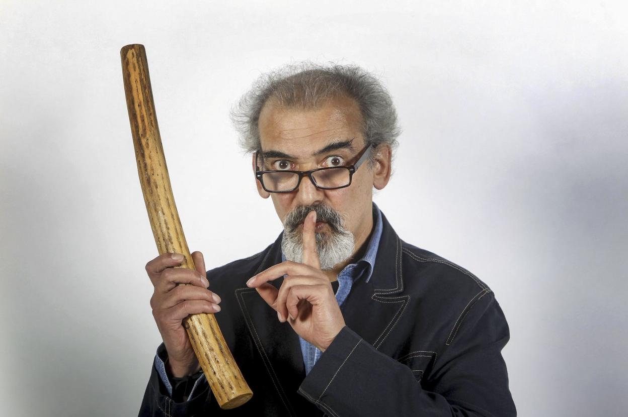 Ricardo Moya en un curioso retrato de 2013, tras posar ad hoc para un reportaje de El Diario. 