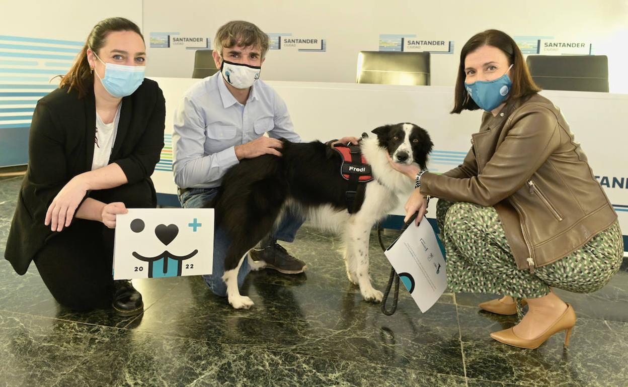 El adiestrador canino José Luis García, junto a la alcaldesa de Santander, Gema Igual, y la concejala de Salud, Noemí Méndez.