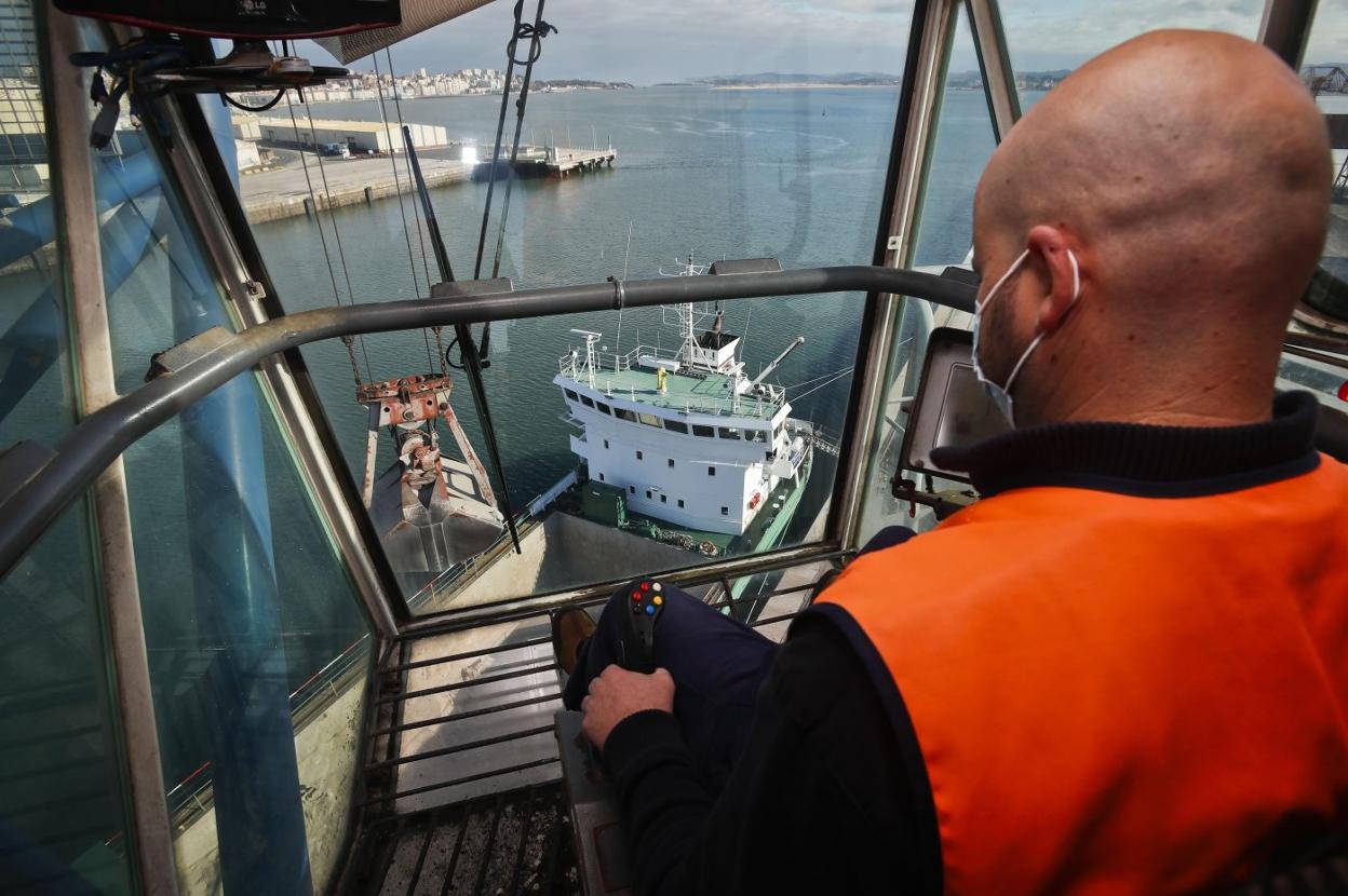 Un operario trabaja con una grúa en uno de los muelles del Puerto de Santander. 