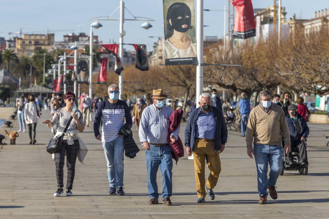 El paseo marítimo de Santander es una buena opción para disfrutar estos días del buen tiempo. 