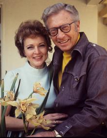 Imagen secundaria 2 - Betty White en 'Las chicas de oro', dando vida a una senadora en 'Tempestad sobre Washington' (1962) y junto a su tercer marido, Allen Ludden.