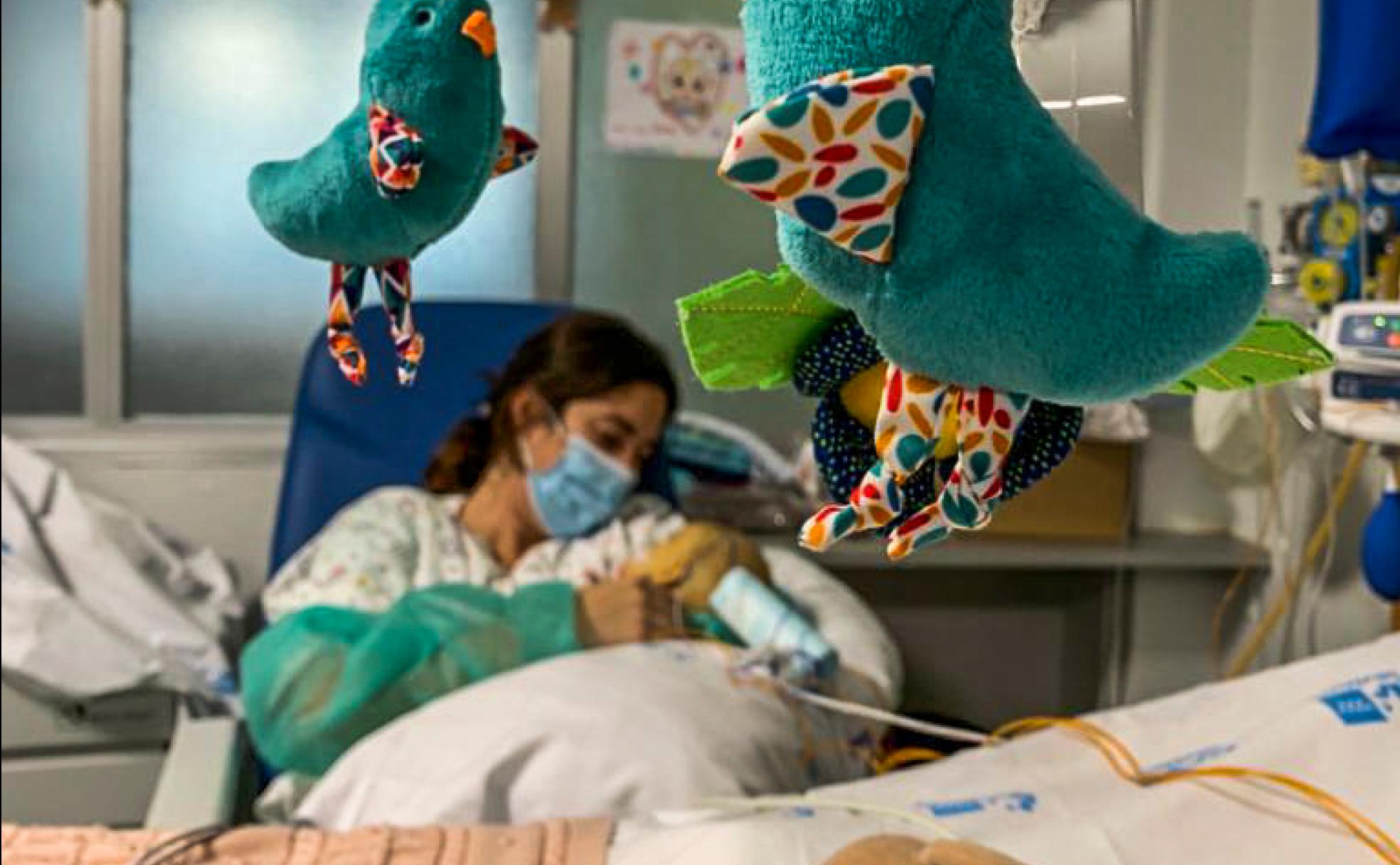 Talía, con la pequeña Greta en brazos, en su habitación de la UCI del Hospital La Paz (Madrid).