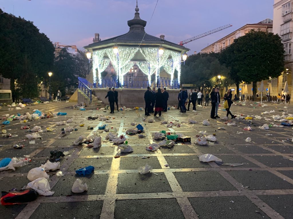 Fotos: Así ha quedado la Plaza Pombo tras la Nochevieja