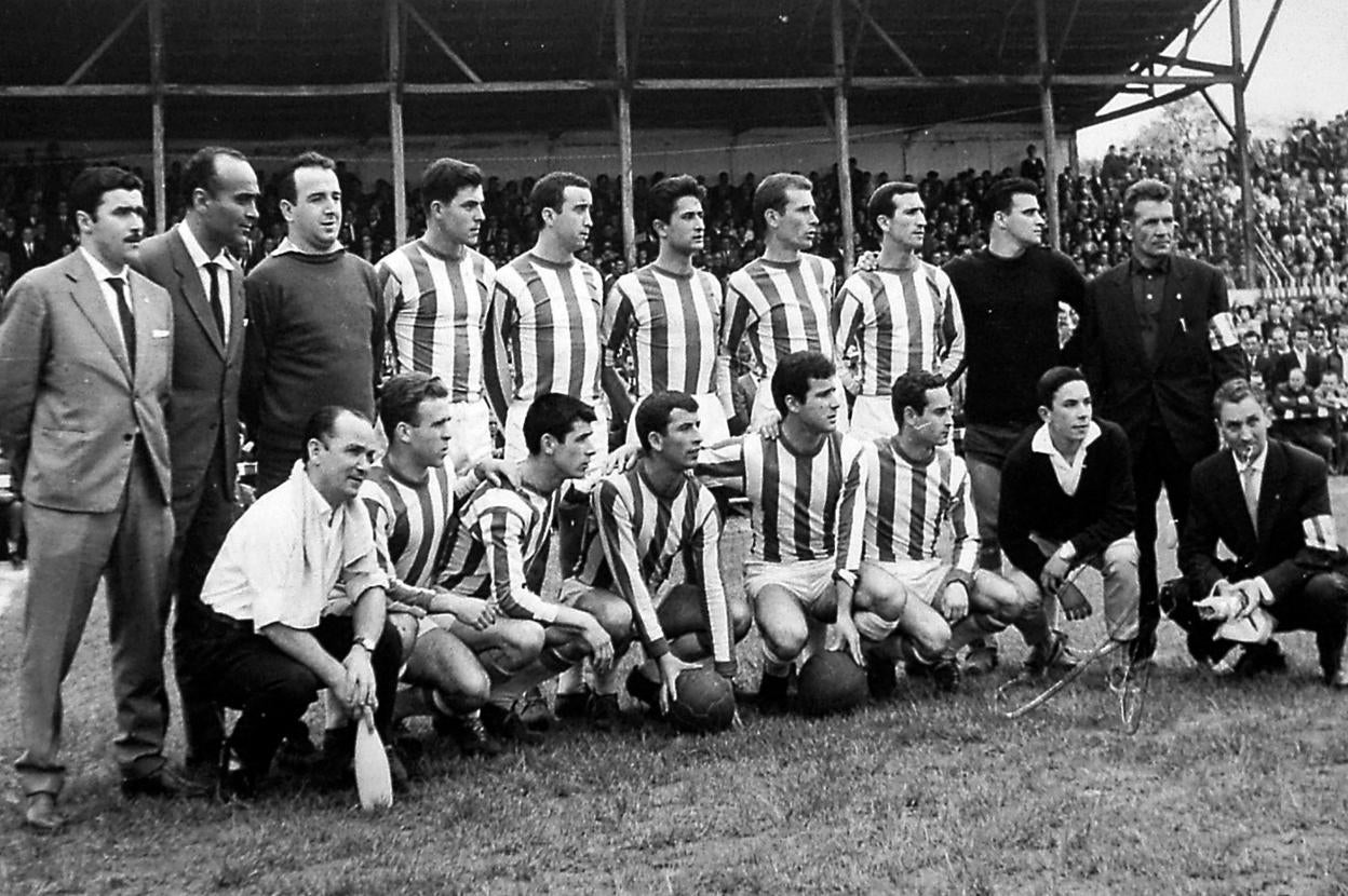 Equipo gimnástico en 1962. De izquierda a derecha, Chacho, Murueta (entrenador), Del Pozo, Varela, Marquitos II, José Luis, Laureano, Robles, Pérez y Cianca (delegado). Agachados, Chato (masajista), Chirri, Alciturri, Nené, Félix, Chisco, Chiri Cianca y Martín Terán (directivo). 