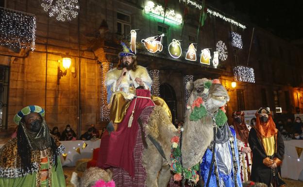 Imagen principal - Recepciones en lugar de cabalgatas en toda Cantabria