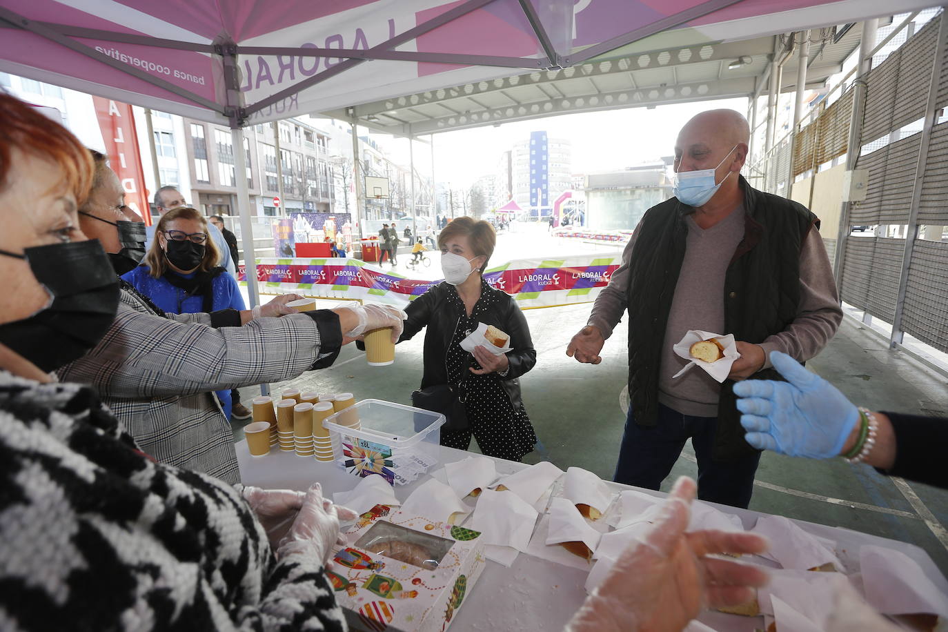 Fotos: Reparto de roscón y chocolate solidarios en Torrelavega