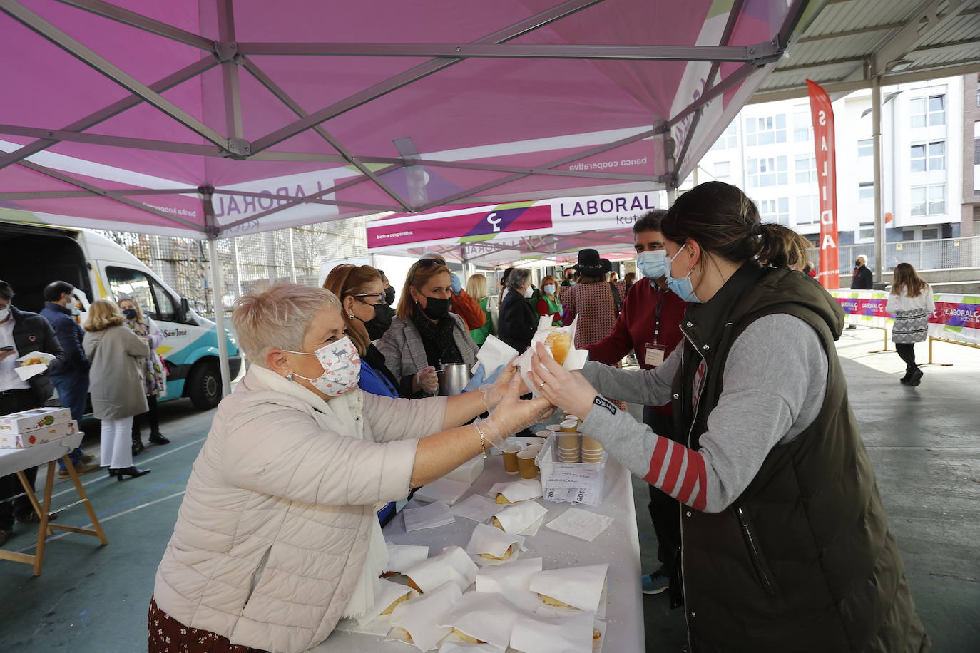 Fotos: Reparto de roscón y chocolate solidarios en Torrelavega