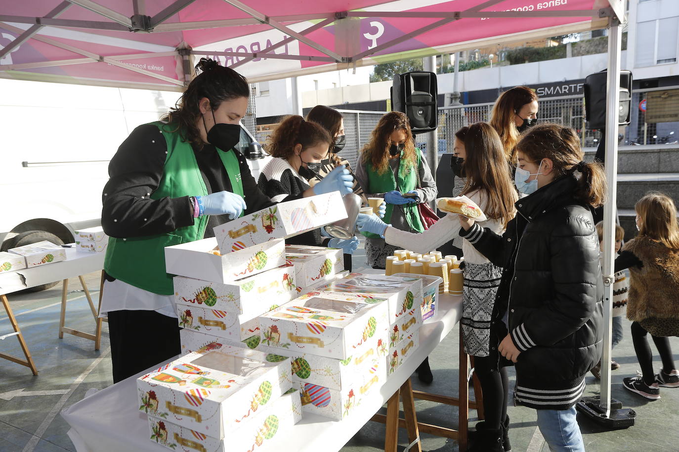 Fotos: Reparto de roscón y chocolate solidarios en Torrelavega