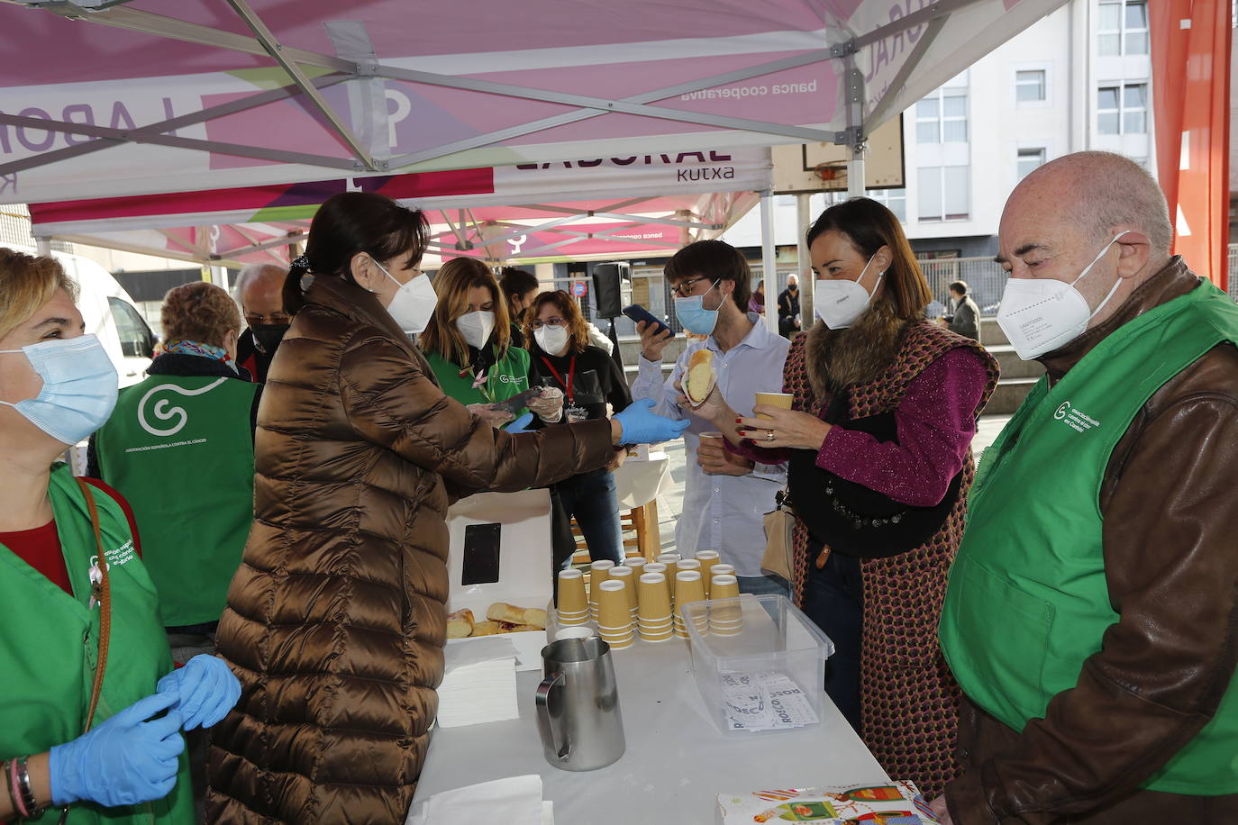 Fotos: Reparto de roscón y chocolate solidarios en Torrelavega