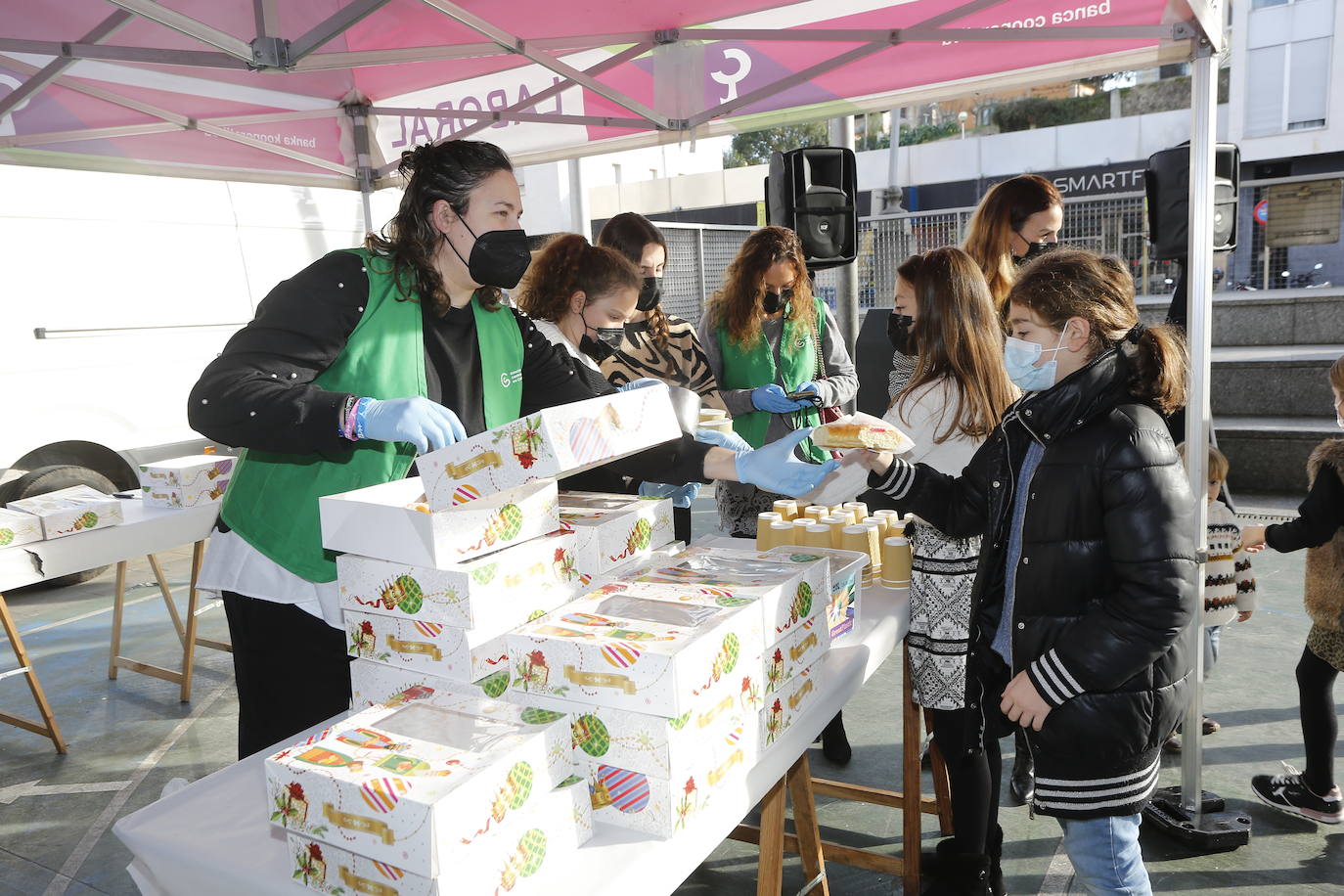 Fotos: Reparto de roscón y chocolate solidarios en Torrelavega