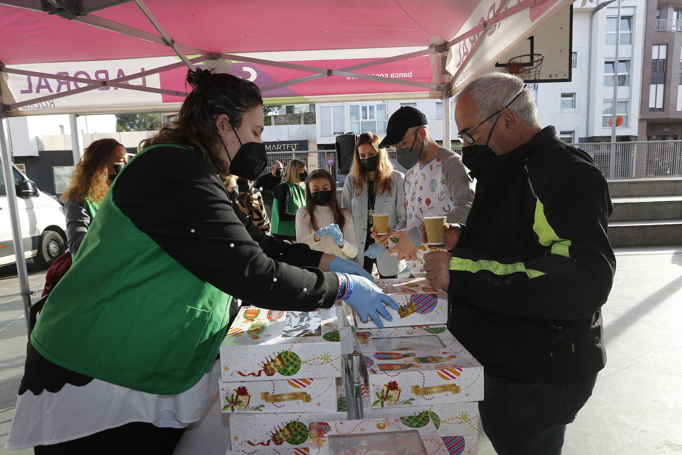 Fotos: Reparto de roscón y chocolate solidarios en Torrelavega