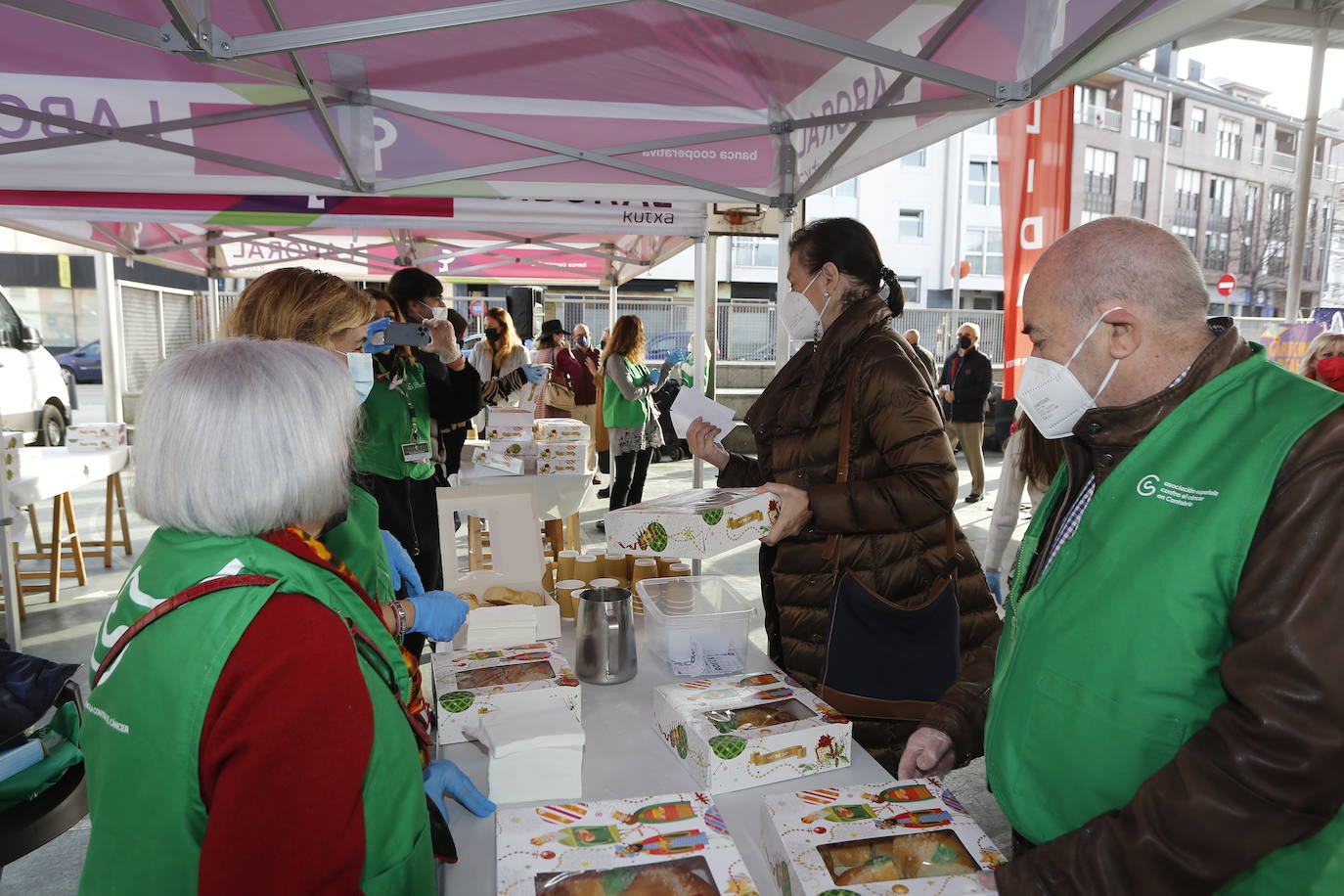 Fotos: Reparto de roscón y chocolate solidarios en Torrelavega