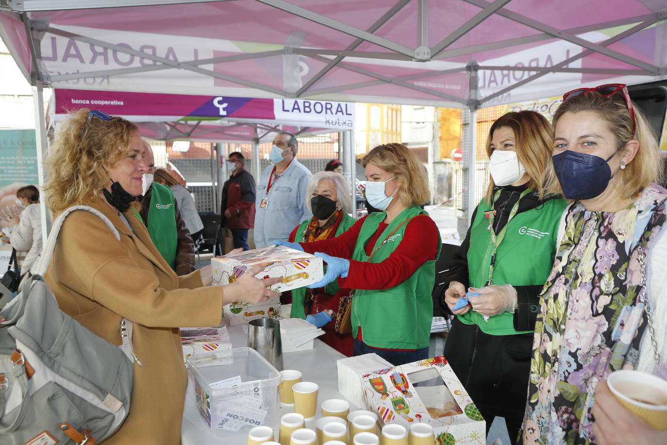 Fotos: Reparto de roscón y chocolate solidarios en Torrelavega