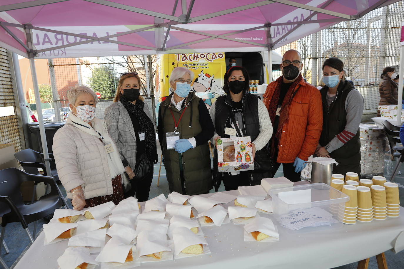 Fotos: Reparto de roscón y chocolate solidarios en Torrelavega