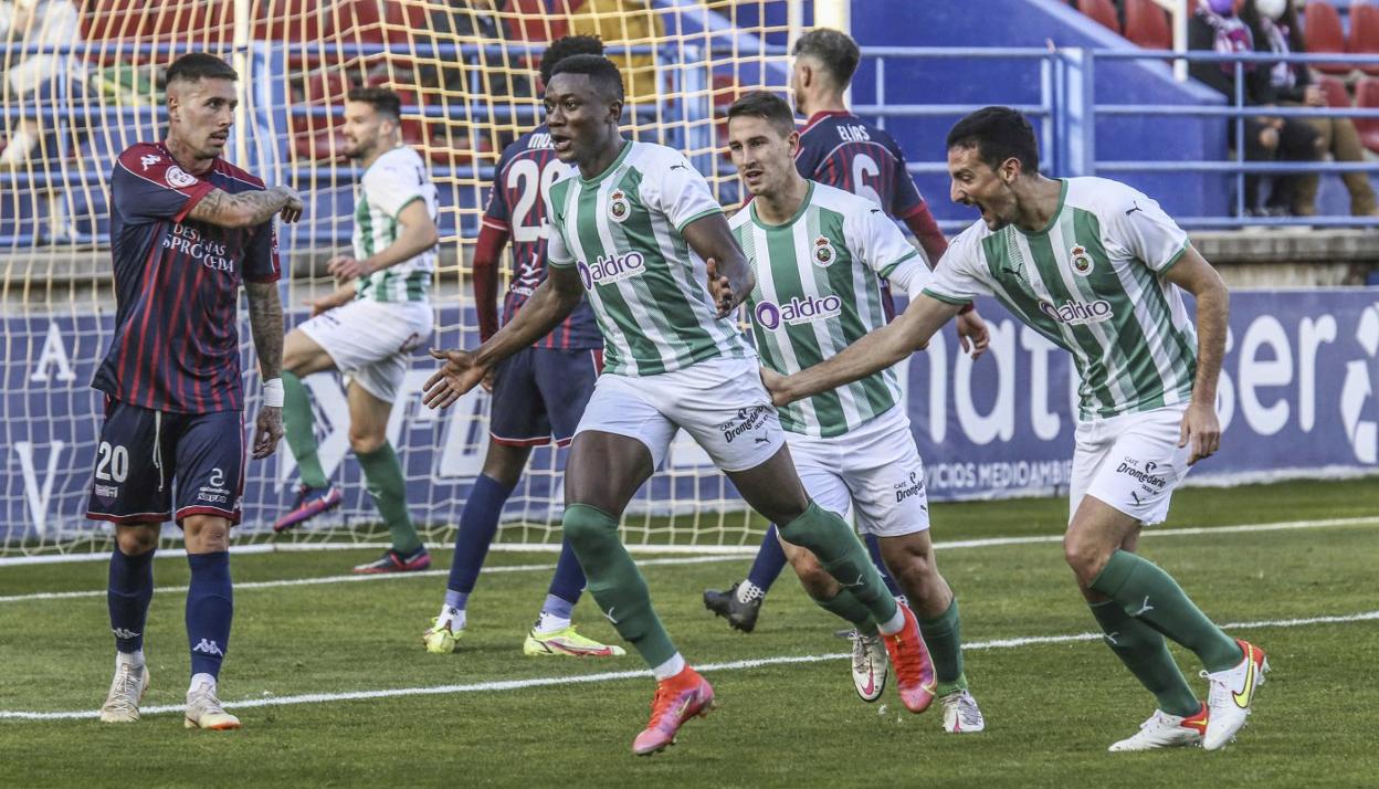 Soko, Manu Justo y Pol Moreno celebran uno de los goles del camerunés ante el Extremadura. lof