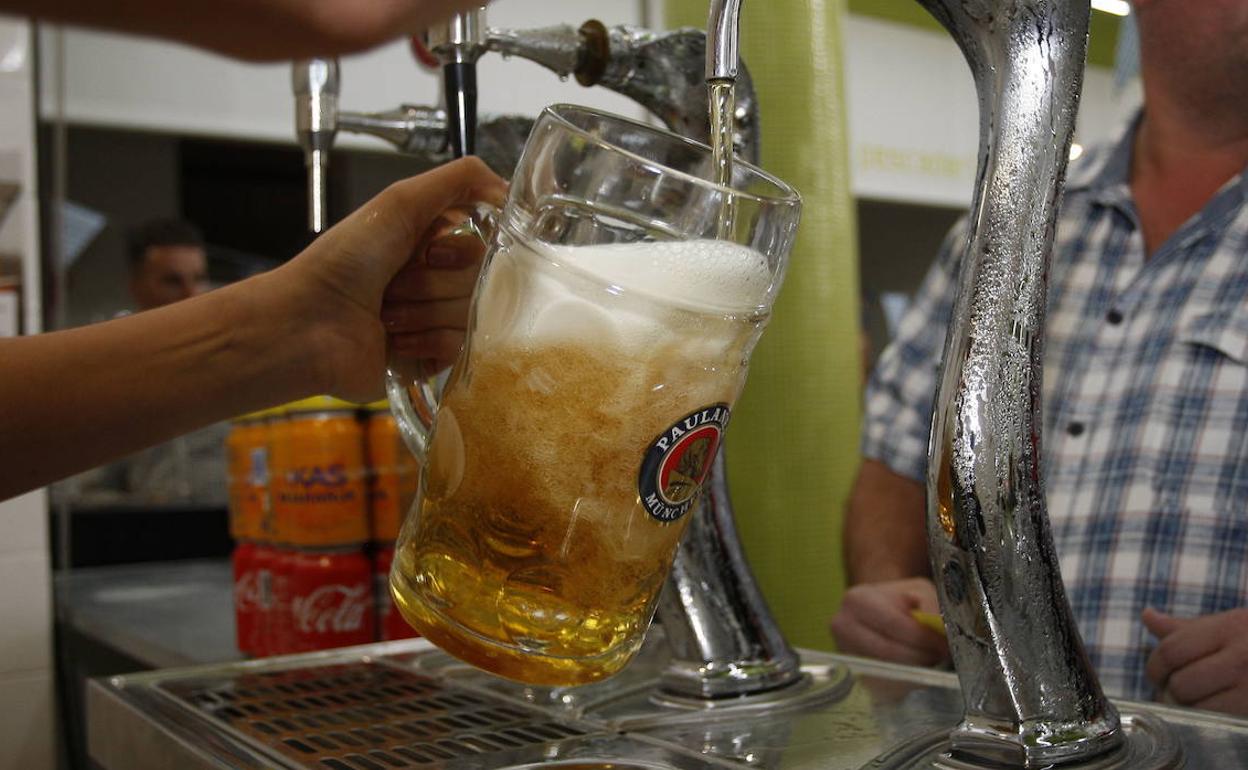 Denunciados cinco hosteleros por rebasar el horario o permitir el consumo en barra