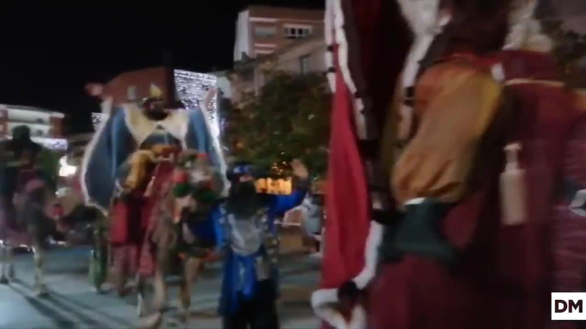 Los pajes de los Reyes Magos recogen las cartas de los más pequeños en Torrelavega