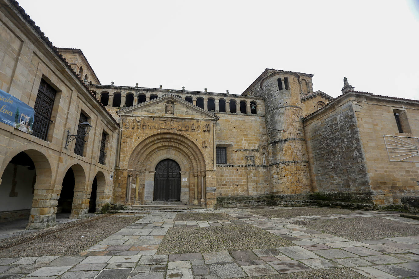 Fotos: El Ayuntamiento engancha luces de Navidad en los edificios históricos de Santillana del Mar