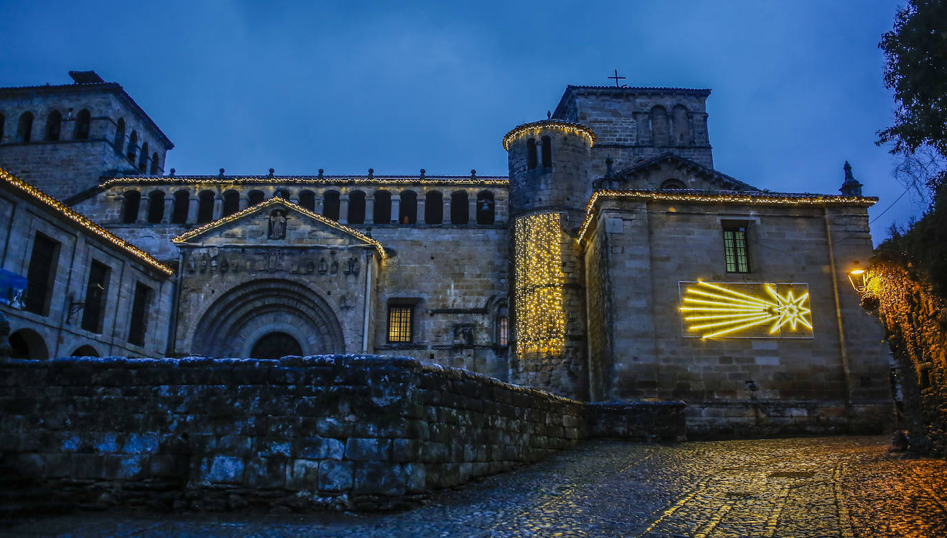 Fotos: El Ayuntamiento engancha luces de Navidad en los edificios históricos de Santillana del Mar